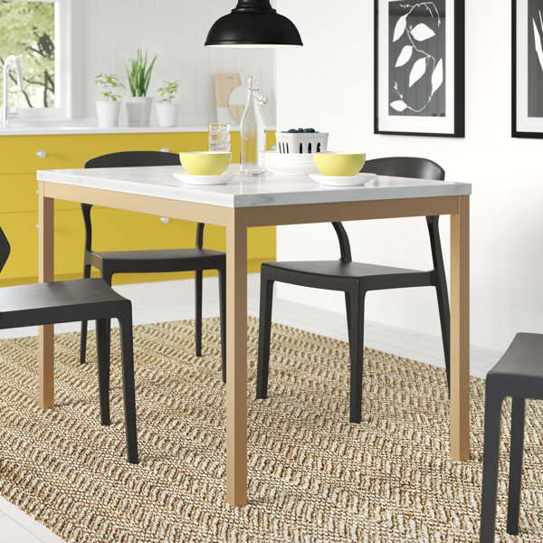 Mesa de comedor con sobre de mármol sintético y base de metal Mizell