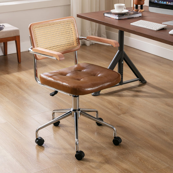 Silla de oficina giratoria ajustable Ayris de estilo mid-century modern, cuero sintético, respaldo de ratán, brazos de madera y base con ruedas cromadas