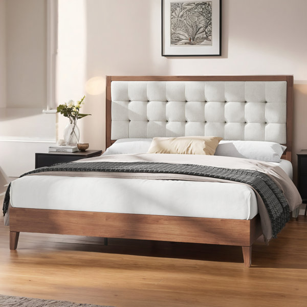 Cama de plataforma de madera maciza Behka con cabecero acolchado y tachonado