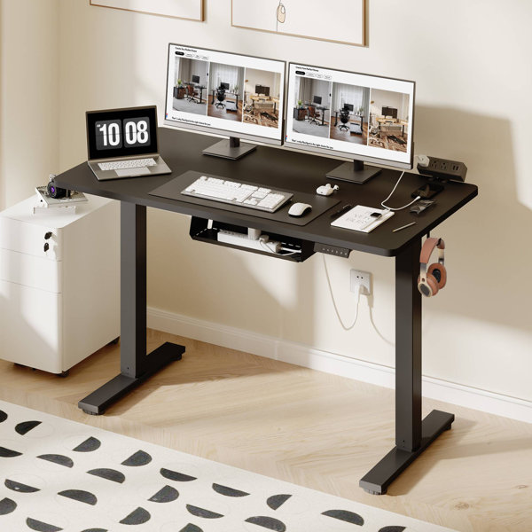 Escritorio de pie ajustable en altura Mancheer Home Office con puertos USB y bandeja de gestión de cables