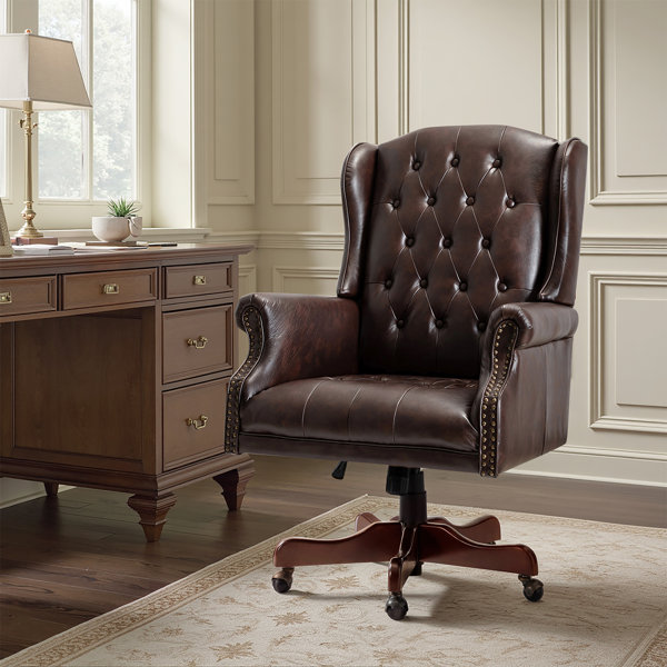 Sillón ejecutivo Swain de 46.5'' H, cuero sintético tradicional, base de madera maciza y respaldo capitoné