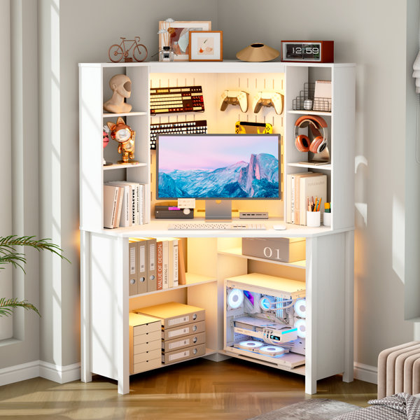 Escritorio de computadora pentagonal para esquina de 35" x 35" con puertos USB, iluminación LED ajustable y 9 niveles de espacio de almacenamiento abierto, con diseño de panel posterior perforado