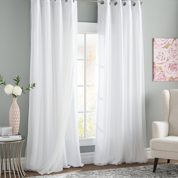 Cortinas Fortuna Brockham con superposición de tul sólido y ojales que oscurecen la habitación
