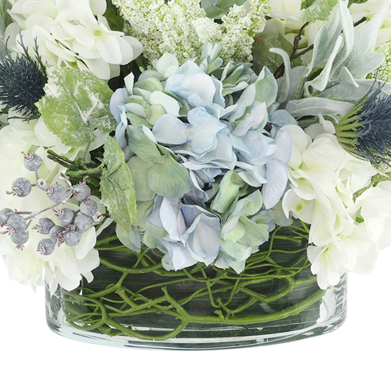 Arrangement floral mixte avec hortensias, chardon et protées, H 19 po x l 35 po x P 20 po