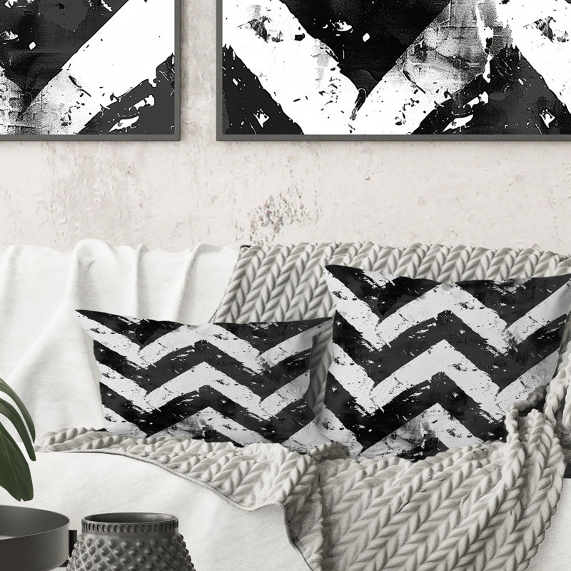 Coussin Mid-Century noir à motif de chevrons imprimé III, H 16 po x l 16 po