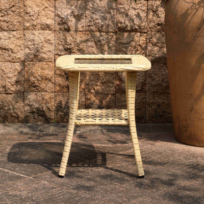 Table d'appoint d'extérieur en osier avec plateau en verre trempé, table de bout à 2 niveaux avec tablette de rangement, petite table de patio en rotin PE toutes saisons