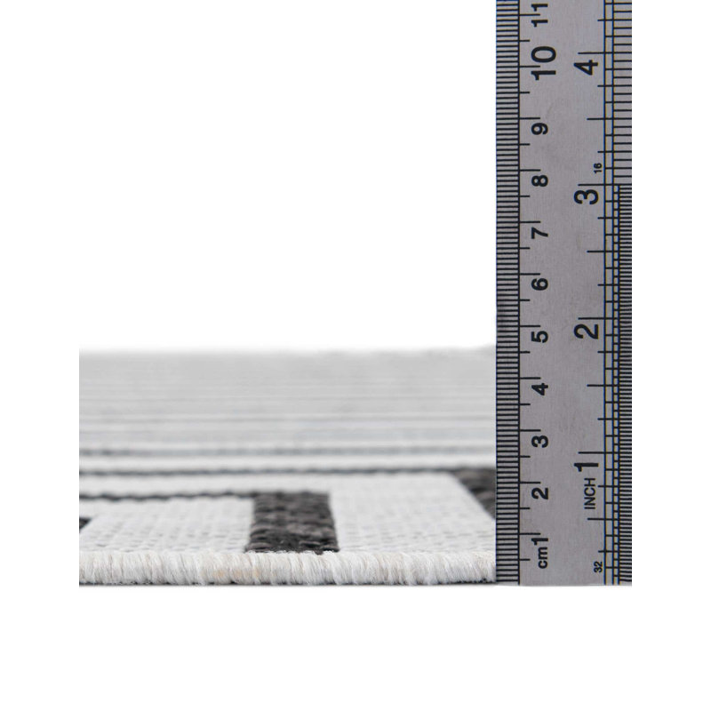 Tapis intérieur / extérieur en polypropylène géométrique tissé à la machine blanc / noir, Rectangle 4 pi 1 po x 6 pi 1 po