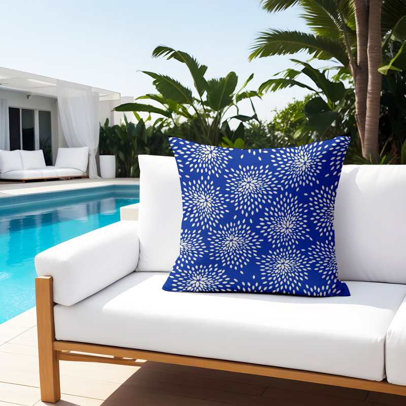 Coussin décoratif intérieur / extérieur en polyester filé floral Bavière, H 15 po x l 15 po, Bleu marine / crème