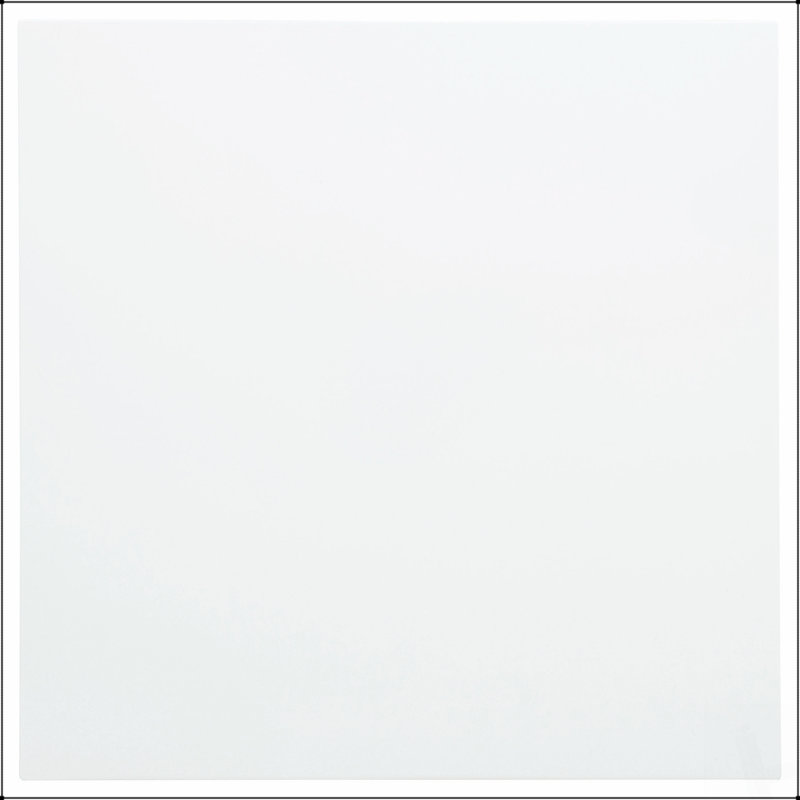 Table de bout carrée avec un profil impeccable et une finition blanche épurée, parfaite pour les intérieurs de maison de campagne ou de bord de mer.