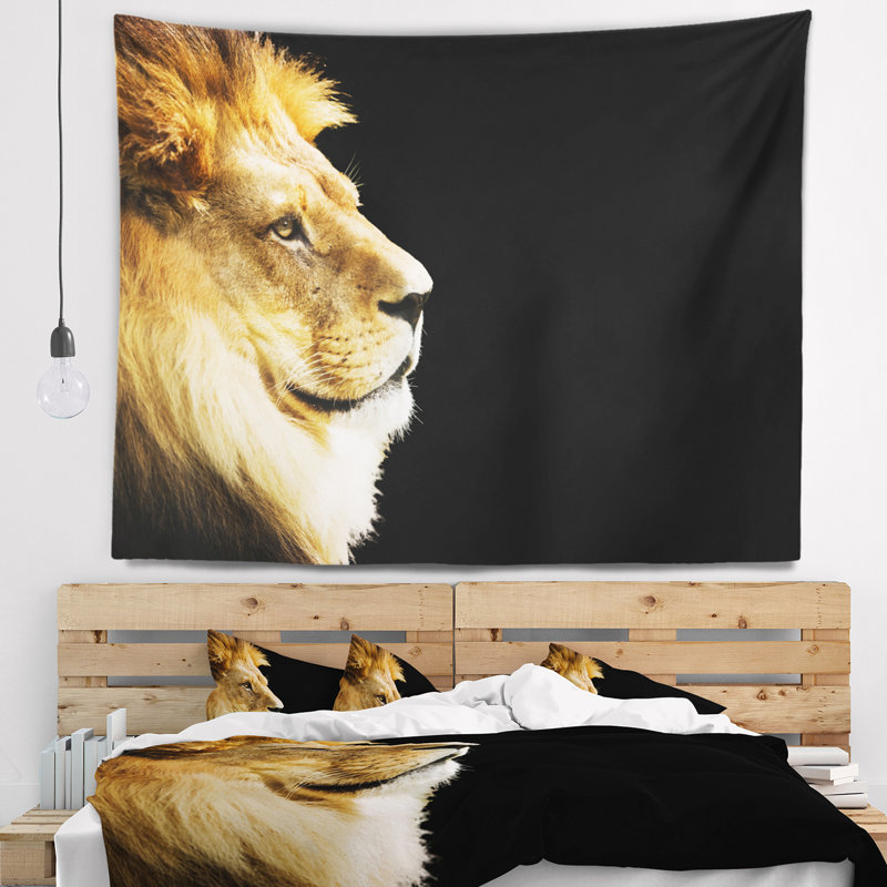 Grand portrait de lion sur une tapisserie noire, H 32 po x l 39 po