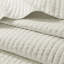 Couette 3 pièces couleur crème, format grand lit/queen, en microfibre et coton réversible pour des nuits paisibles et un confort optimal. Garnie de coton.