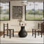 Table de salle à manger chic de luxe noire ronde avec piédestal en bois massif en forme de vase, pouvant accueillir confortablement et élégamment quatre personnes.-729038853-729038854