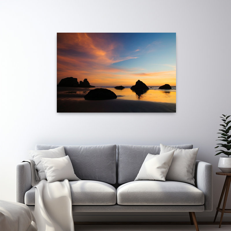 Coucher de soleil sur le ciel, silhouette de piles de mer sur la plage de Bandon, parc d'État de Bandon Beach, Oregon, États-Unis Tranquille, art côtier abstrait