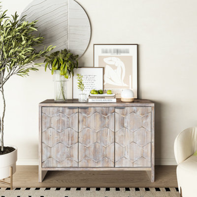 Buffet de service de rangement en bois à 3 portes Accent Cabinet. Bois naturel, tablettes réglables, flair, sapin, pour décoration de salle à manger, sapin vivant