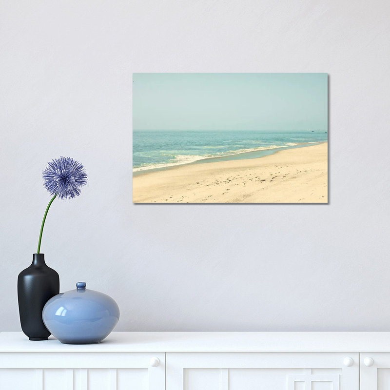 «Morning in the Beach» par Caroline Mint - reproduction de photo sur toile tendue, H 12 po x l 18 po x 1,5 po