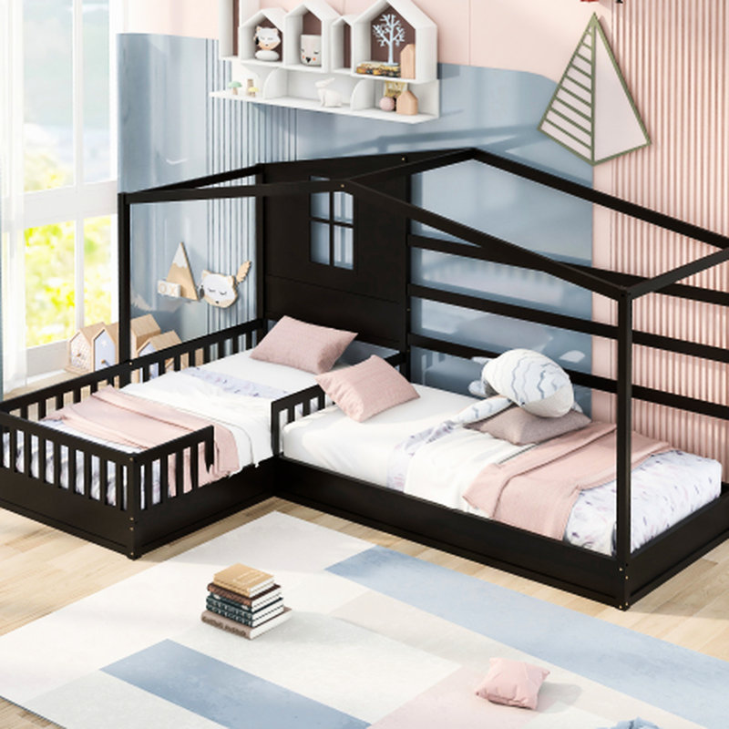 Lit simple en bois avec lattes robustes et clôture de couleur unie
