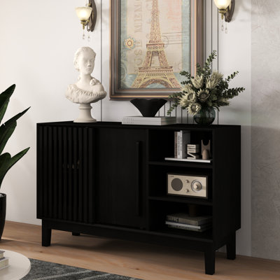 Buffet noir de 47,3 po avec conception cannelée, 2 portes, base et pieds en bois massif, console multimédia pour télé, 3 rangements ouverts et cachés, imperméable de haute qualité, trous de sortie pour l'armoire de chargement, cuisine de rangement,