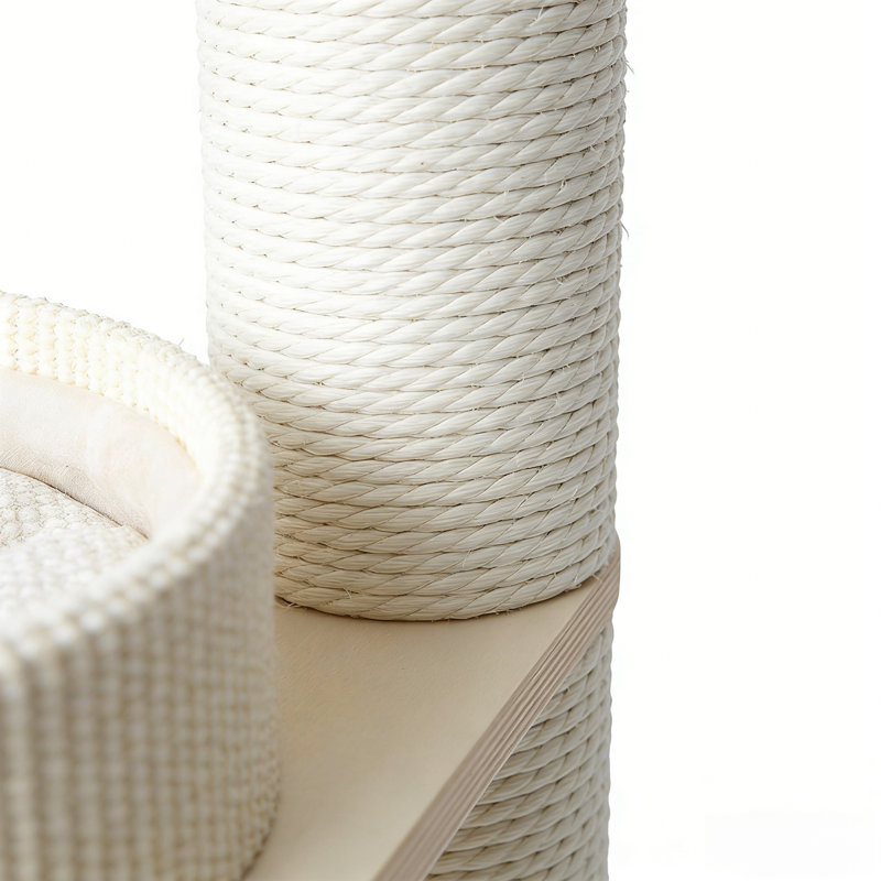 Structure d'escalade moderne et minimaliste pour chat