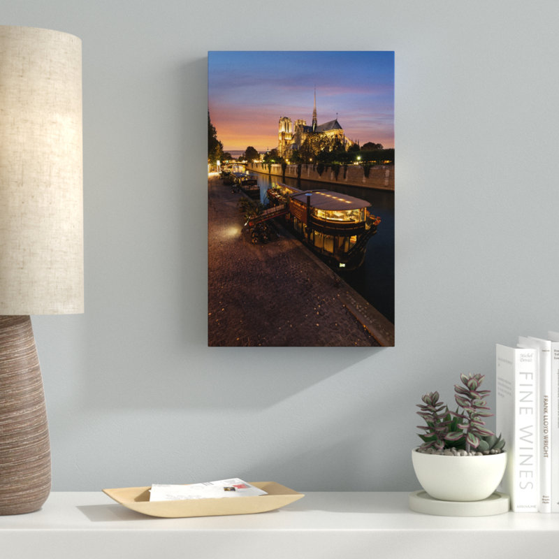 « coucher de soleil » dans notre dame de paris, reproduction de photo sur toile tendue, H 19 po x l 12 po x P 2 po
