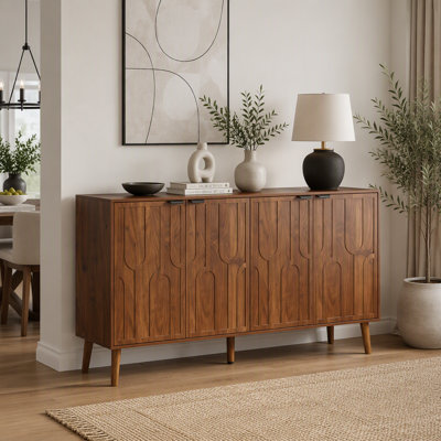 Buffet/meuble de service de style moderne du milieu du siècle, à 4 portes, poignées en métal et pieds robustes en bois massif.