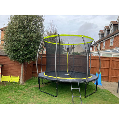 Trampolin mit Sicherheitsnetz