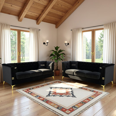 Canapé 3 places en velours noir avec pattes en métal doré, tissu et revêtement respirant, idéal pour les appartements ouverts des grandes familles