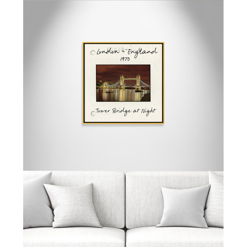 Londres, Angleterre - Tower Bridge at Night par Danita Delmont, H 25,5 po x l 25,5 po x P 2 po, Toile avec cadre flottant or