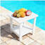 Une table d'appoint imitation bois texturée en bois, simple mais avec une texture riche. Il est livré avec un petit plateau de table et convient aux pique-niques en plein air. Blanc-546057164