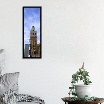 Panoramique «Faible angle de vue d'un édifice à bureaux, Tribune Tower, Oakland, Alameda County, Californie, États-Unis», reproduction d'art sur toile tendue