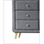 Commode en tissu gris clair Valda avec six tiroirs spacieux et un design moderne pour les chambres contemporaines