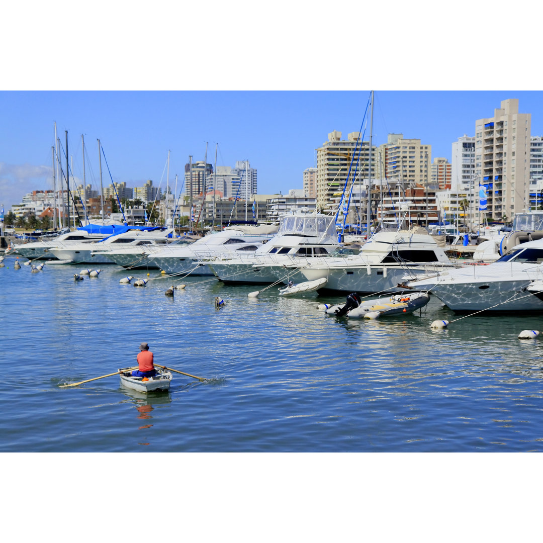 Fischerboot und Yachten