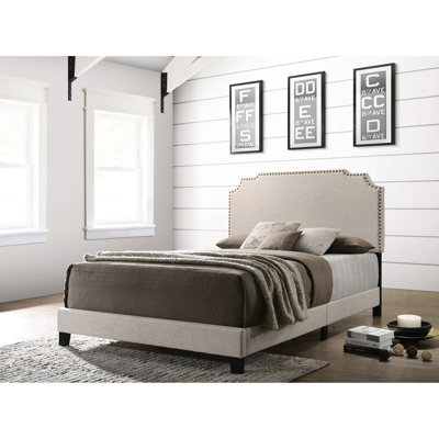 Très grand lit à panneau de couleur beige cuivré, avec un rembourrage doux et une tête de lit structurée pour une utilisation dans la chambre à coucher.