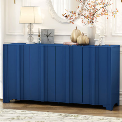 Élégant buffet à quatre portes avec support d'angle central, pieds triangulaires et placage de pin - idéal pour un repas à la maison, traditionnel américain avec une finition remarquable, facile à assembler pour un usage résidentiel
