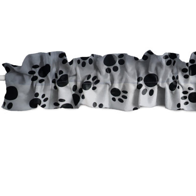 Cantonnière à motif de pattes et fenêtre