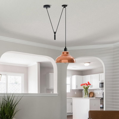 Luminaire suspendu courbé 2M avec abat-jour de style campagnard. Comprend un système de poulie suspendue et une base E26. Idéal pour les îlots de cuisine et les salles à manger