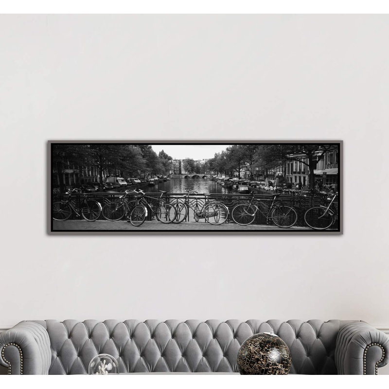 «Vélo appuyé contre une rampe en métal sur un pont», reproduction de photo panoramique, H 20 po x l 60 po x P 1,5 po