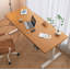 Bureau debout électrique à hauteur ajustable avec plateau en bois massif et structure blanche-893453757
