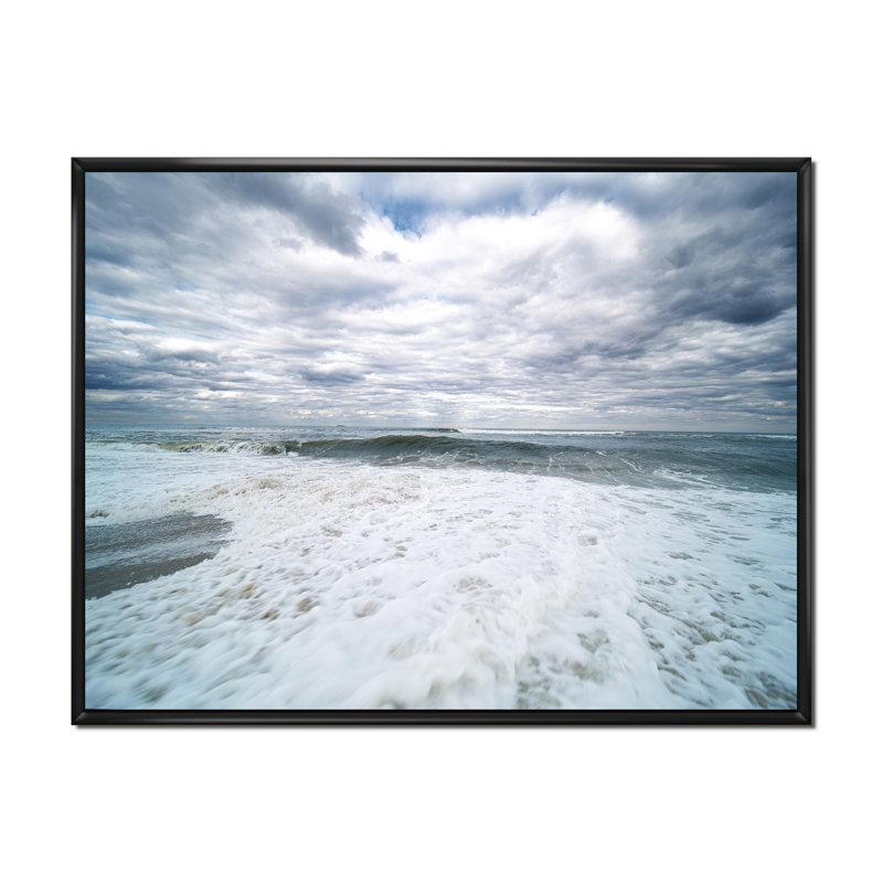 Plage avec sable blanc et ciel nuageux - Photographie sur toile, H 30 po x l 40 po, Cadre flottant noir