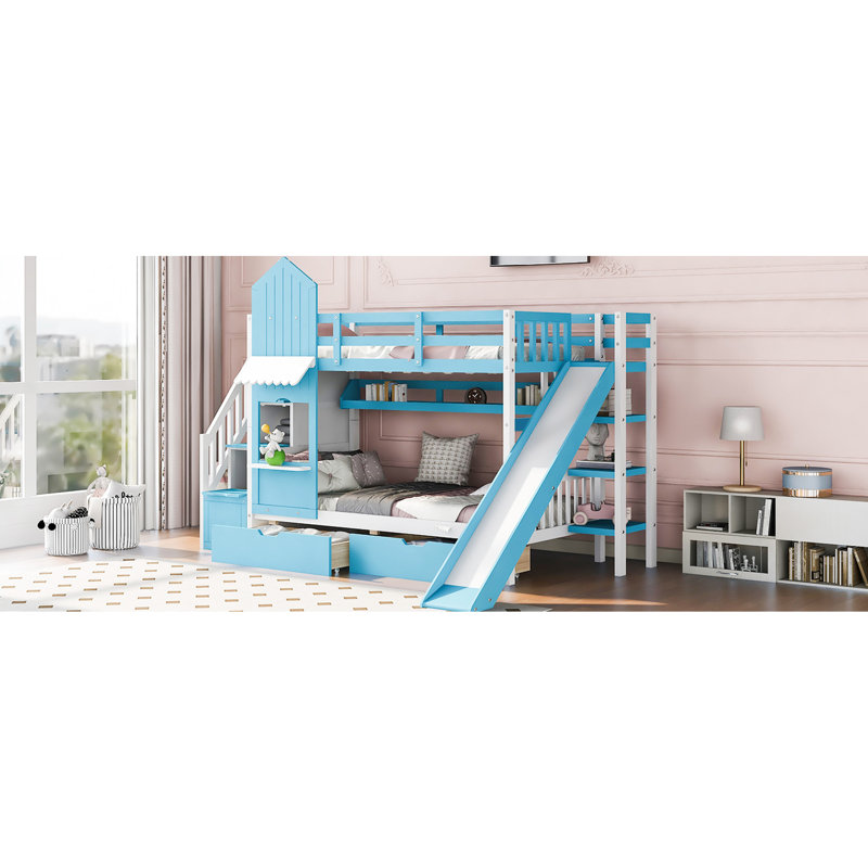 Lit superposé Twintwin avec glissade, 2 tiroirs et 3 tablettes en bleu. Bois pour plus de 6 ans. L 106,3 po x l 76,6 po. H 72,8 po. Capacité de poids de 250 lb par lit. Pas de sommier tapissier avec tiroirs
