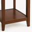 Table de bout carrée en bois massif de 23,62 po avec tablette de rangement, table d'appoint classique au fini noyer pour le salon et la chambre à coucher