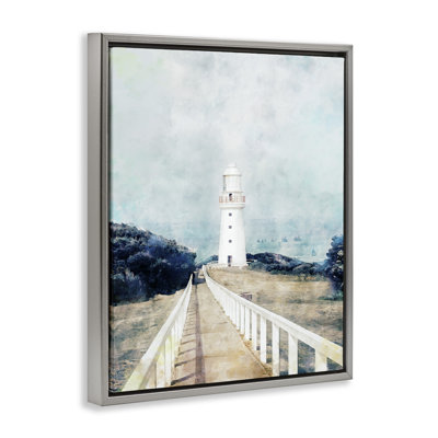 Phare blanc et promenade rustique