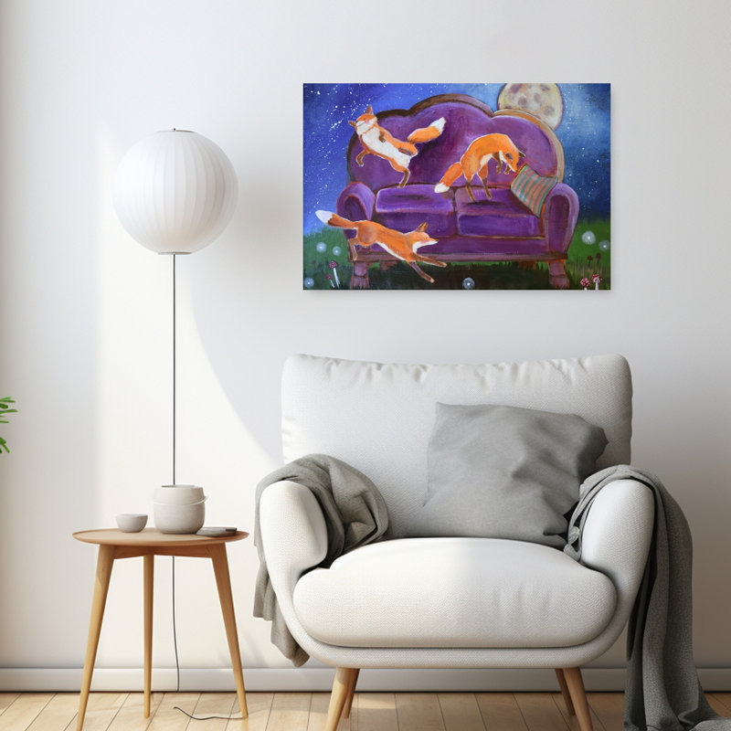 Affiche murale « Renards fantaisistes sur canapé violet » représentant un renard espiègle, serein et fantaisiste dans la nature et la forêt