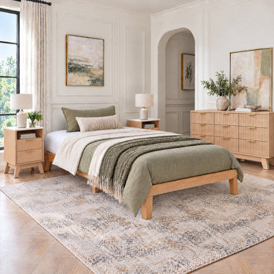Ensemble de chambre à coucher 4 pièces en bois naturel, comprenant un cadre de lit en bois massif, une commode cannelée et deux tables de chevet avec chargeur.