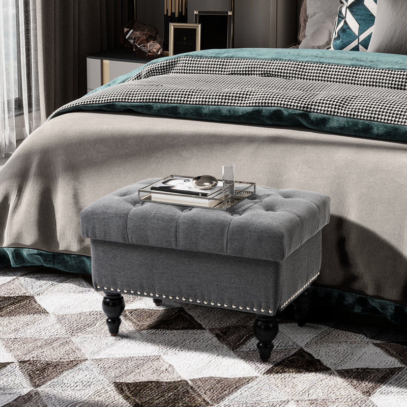Rangement en lin gris de 25 po avec dessus à boutons et couvercle amovible, banc de repose-pieds confortable pour le salon, siège de pièce à garniture cloutée avec pieds en bois,