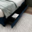 Grand lit bleu avec lit gigogne escamotable et deux tiroirs en tissu, revêtement en velours élégant, fabrication, convient au matériau de rangement de la chambre principale, matériau doux, chambres d'amis idéales