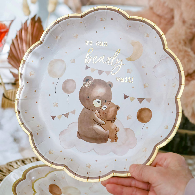 Ensemble de vaisselle 62 pièces Kate Aspen We Can Bearily Wait Adorable et classique douche de bébé ours en peluche (16 invités)
