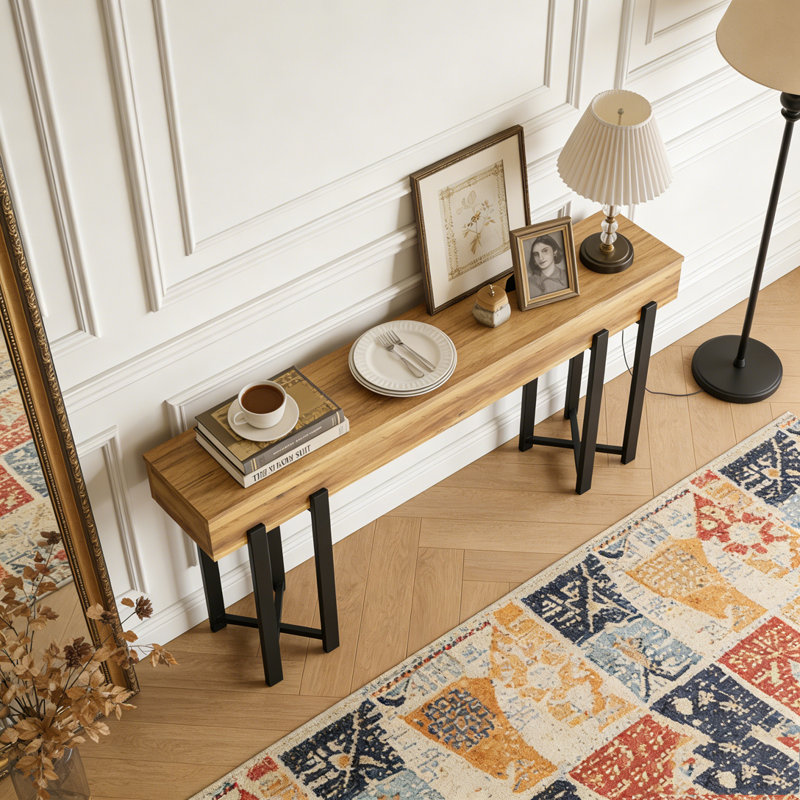 Console en bois avec canapé et couloir
