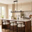Suspension linéaire moderne à 3 lumières avec finitions noire et or foncé, îlot de cuisine
