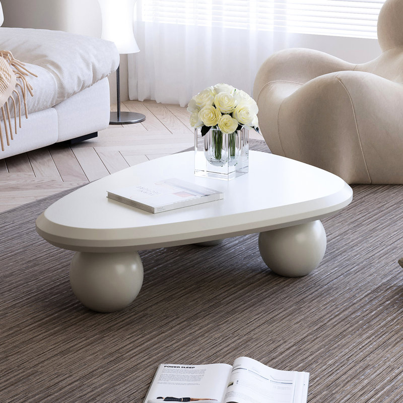 Table basse moderne avec 3 pieds, finition blanc crème, élégante pour le salon, style bois, facile à installer