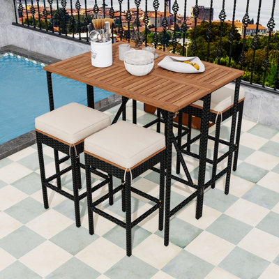 Table de bar d'extérieur en bois avec tabourets et coussins